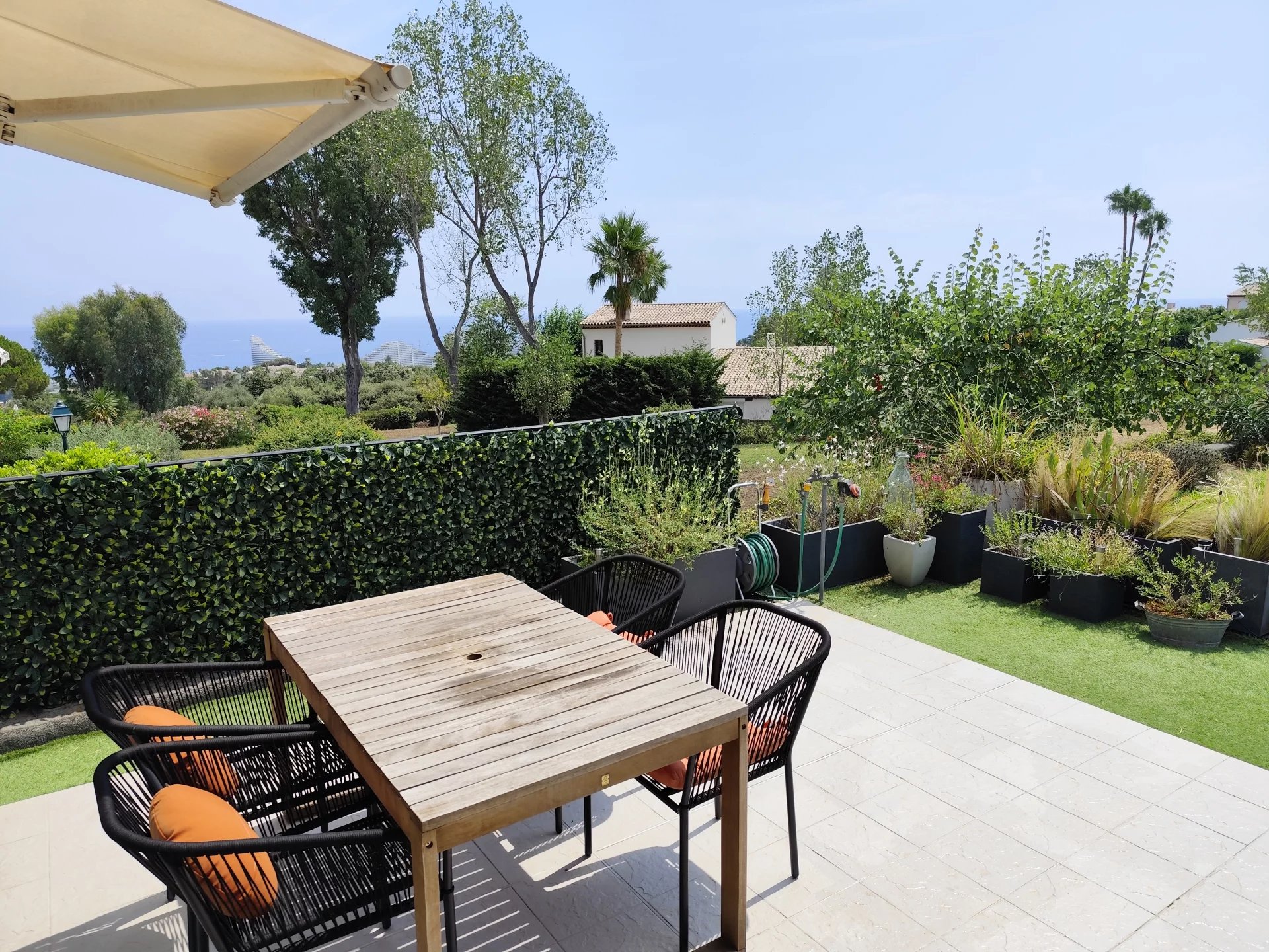 SALE HAUTS DE VAUGRENIER APPARTMENT 3 ROOMS 583 000.-€