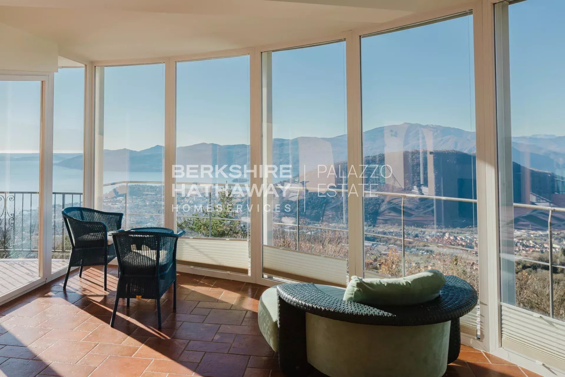 Villa moderna di lusso con vista panoramica sul Lago Maggiore e sulle Alpi