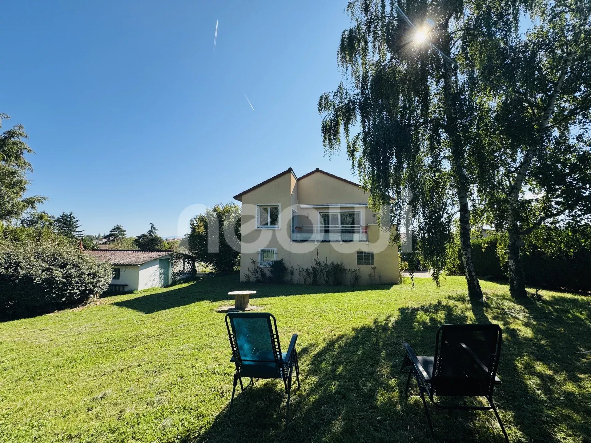 Spacieuse villa familiale avec jardin.