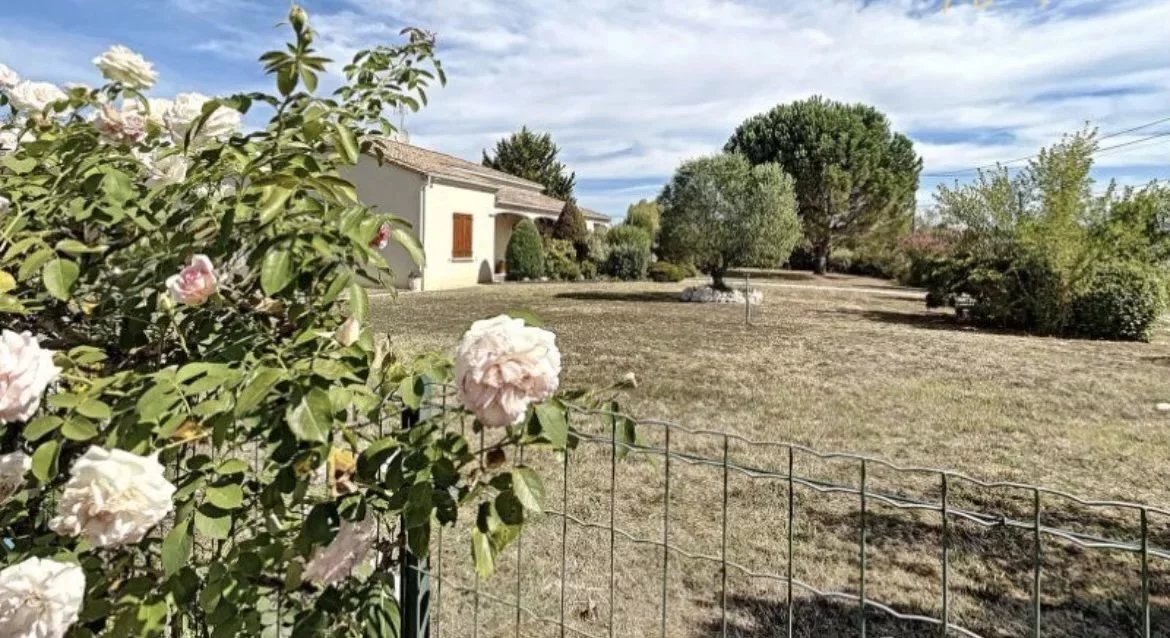 Modern 3 bedroom home with garden and swimming pool