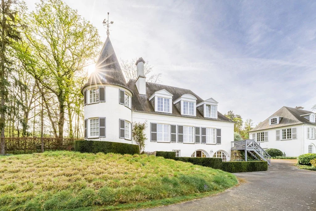 OPTIE - Lipszyc villa gerenoveerd op een privédomein van 7 ha