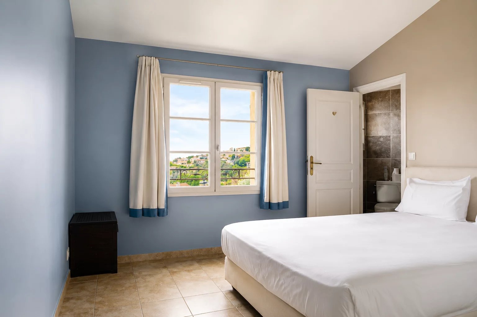  Image of Villa - 4 Bedrooms for Sale in Alpes-Maritimes-Vence-France, Image 10