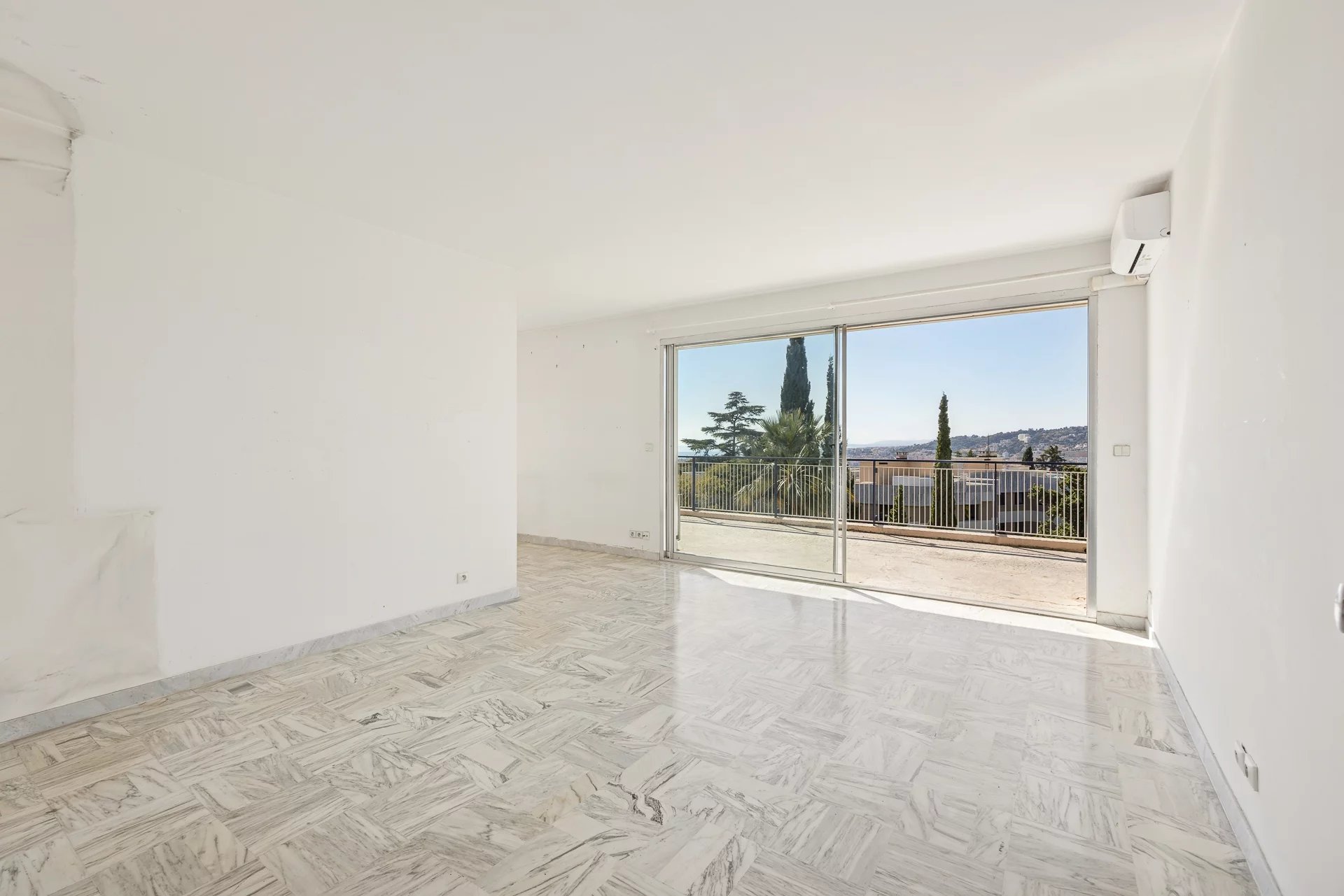 Top floor with terrace and panoramic sea view