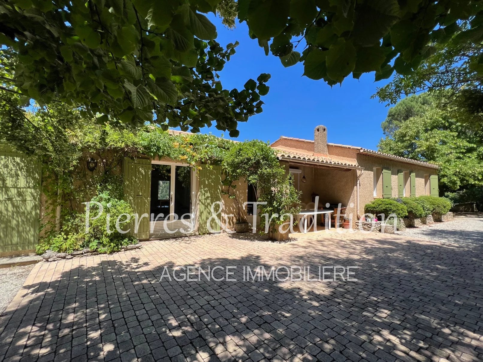 Luberon, near downtown APT, 5 bedroom house with garden and swimming pool