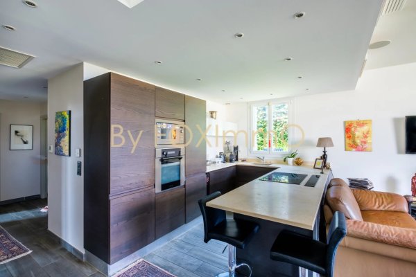in Antibes, there is a beautiful villa of over 200m², located in a completely peaceful environment, with a swimming pool and views of the sea and mountains — photo 7