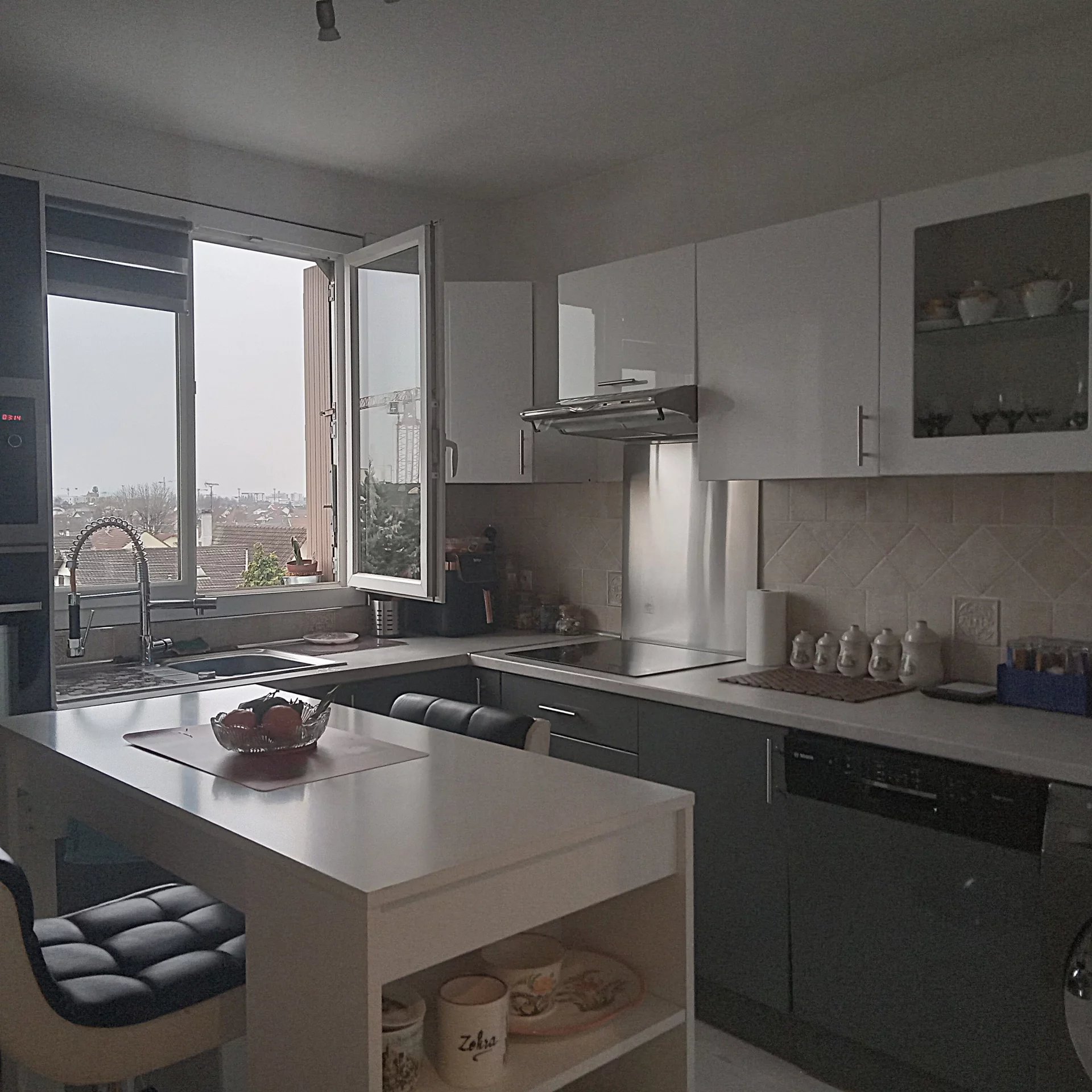 GRAND DEUX PIECES AVEC BALCON - CAVE - ET BOX EN PLEIN CENTRE VILLE !!!