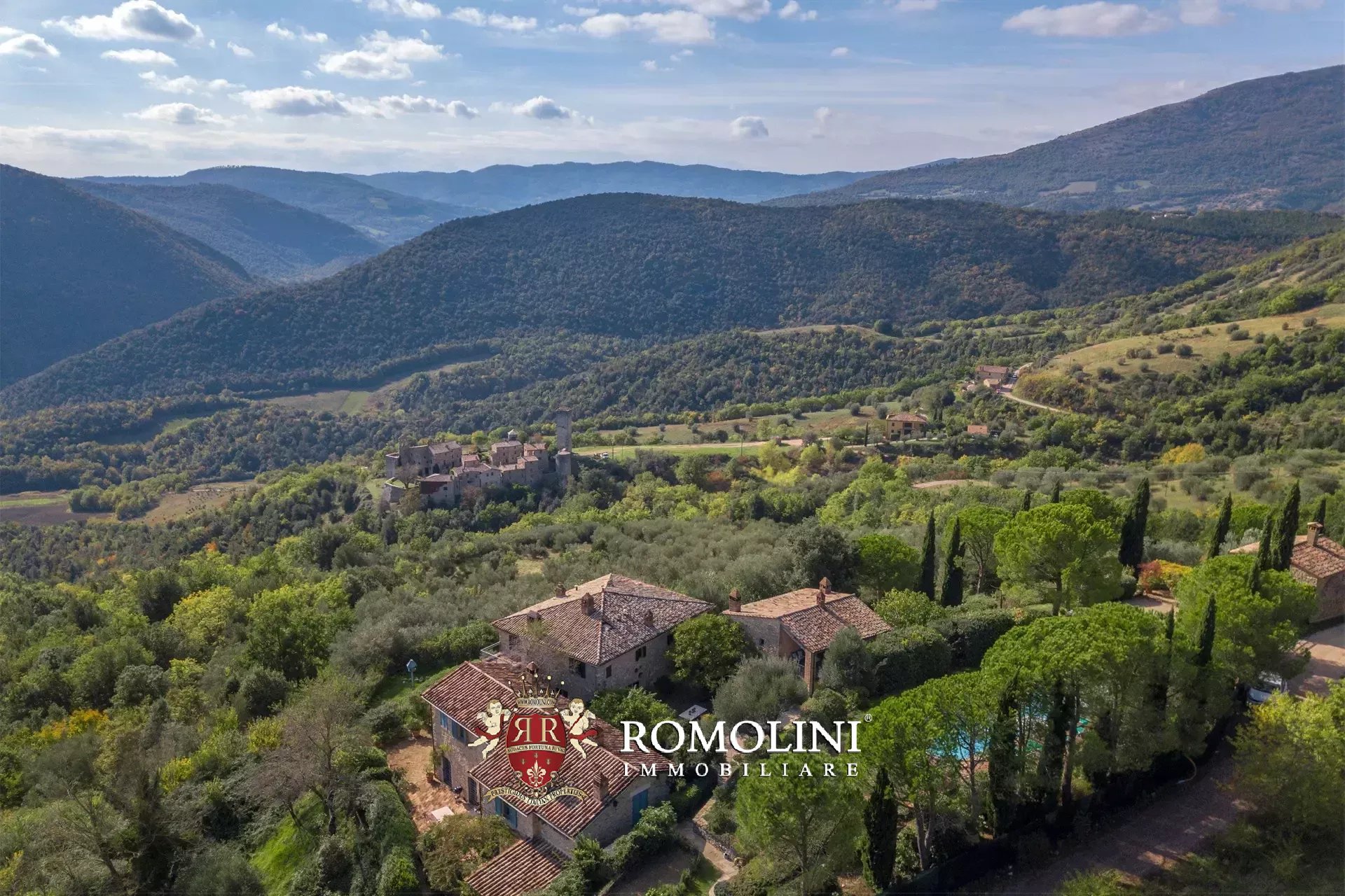 BORGO RISTRUTTURATO CON PISCINA IN VENDITA A UMBERTIDE