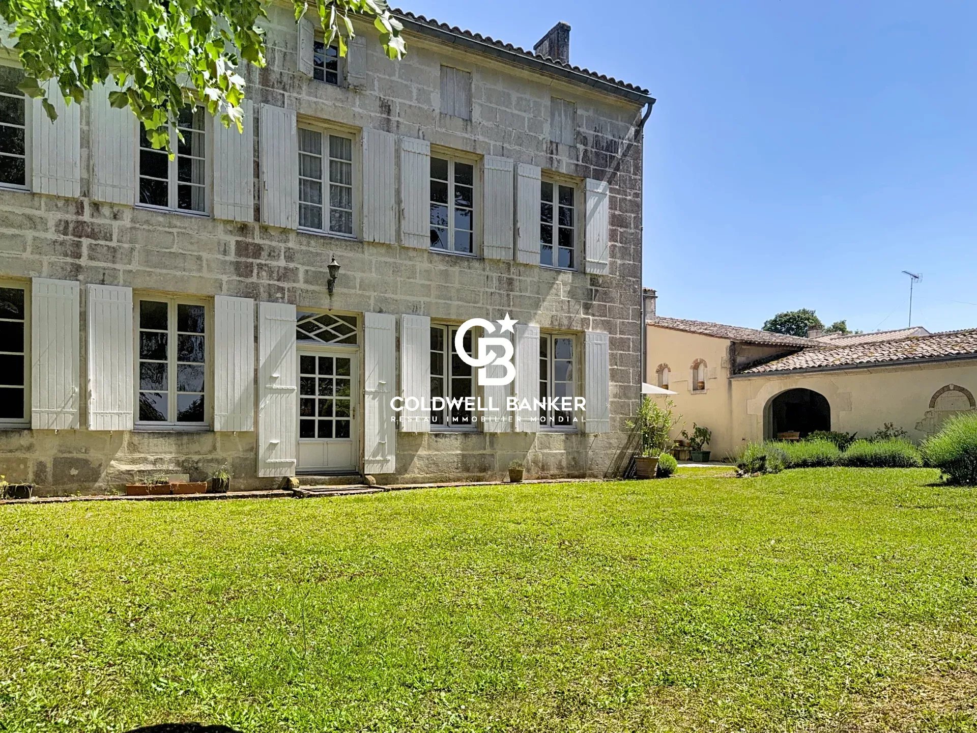 Maison bourgeoise, environ 5000m²  de parc avec arbres centenaires, piscine