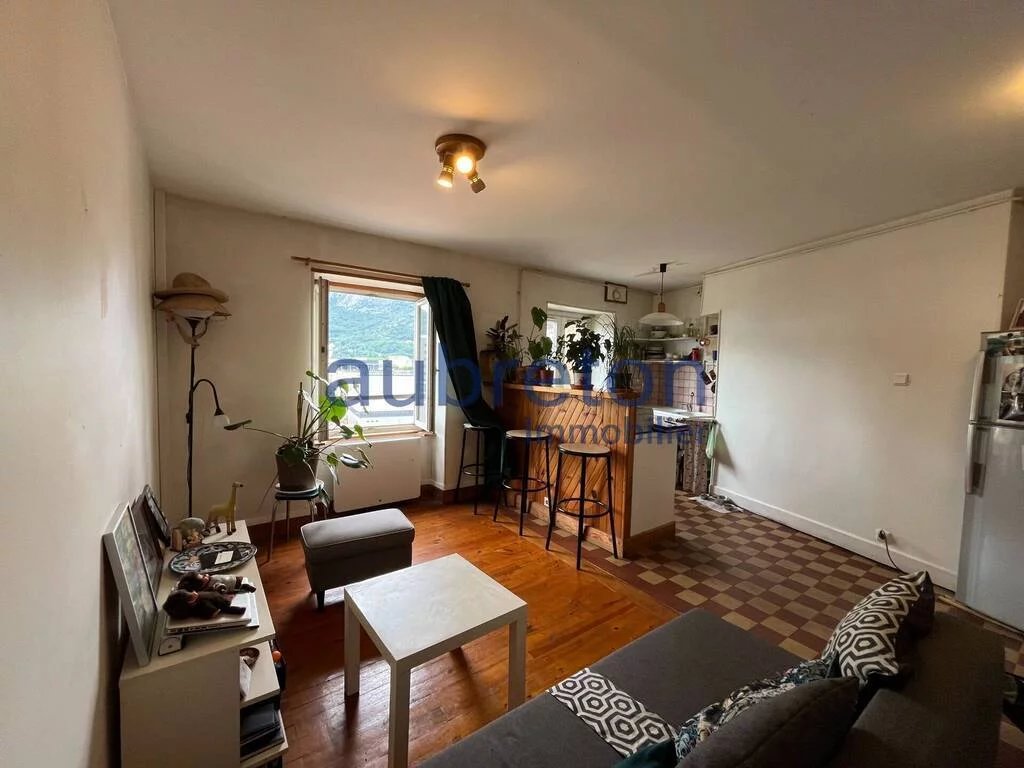 T3, rue du Vercors GRENOBLE 38000, 5ème étage/5 sans ascenseur.
