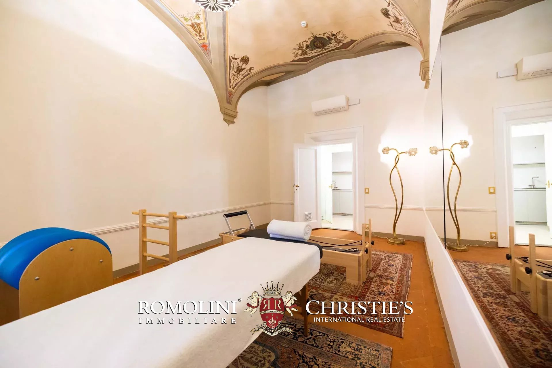 PRACHTVOLLER RESTAURIERTER PALAZZO MIT BLICK AUF DAS HISTORISCHE ZENTRUM VON FLORENZ ZU VERKAUFEN