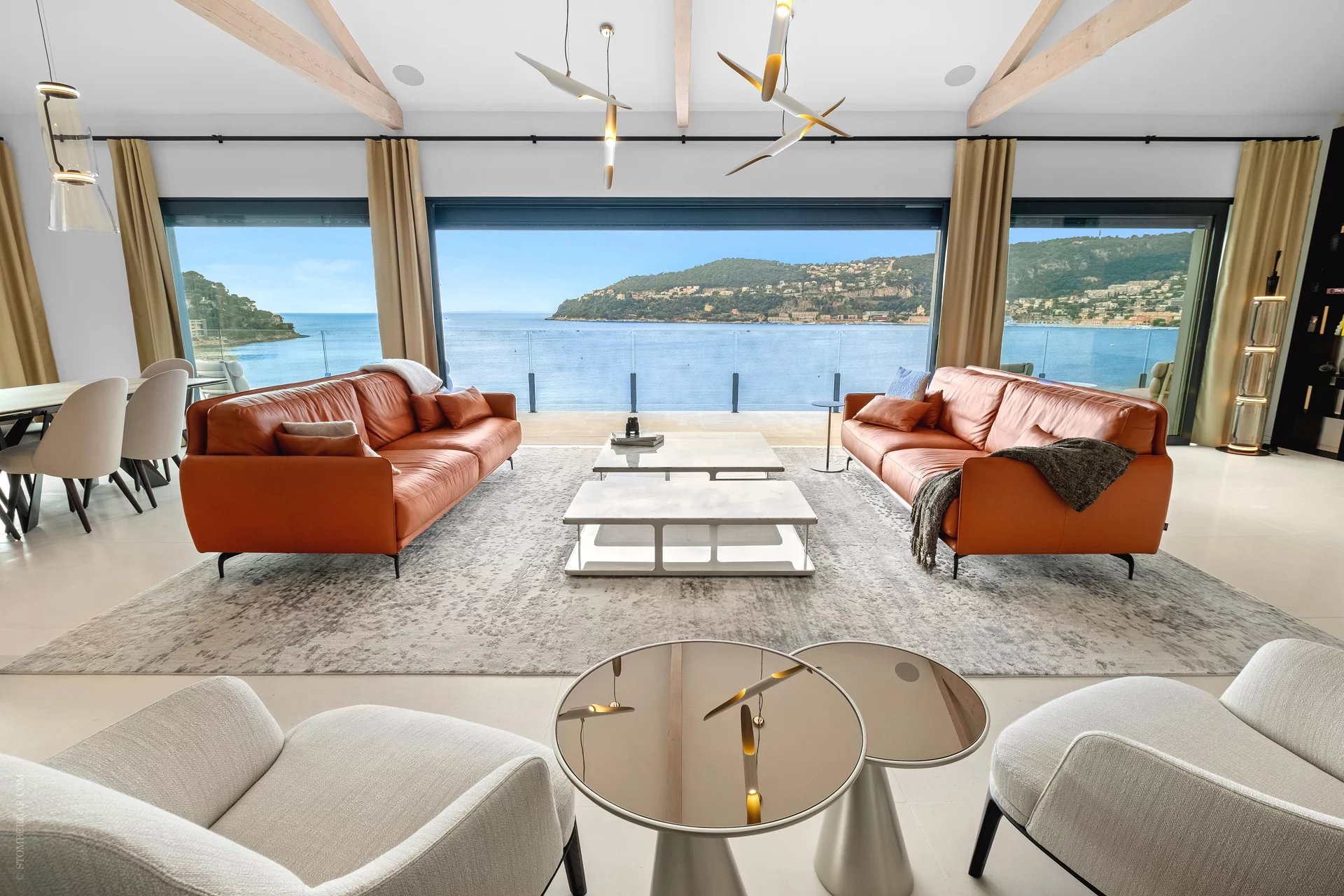 Design de bon goût avec vue panoramique sur la baie de Villefranche