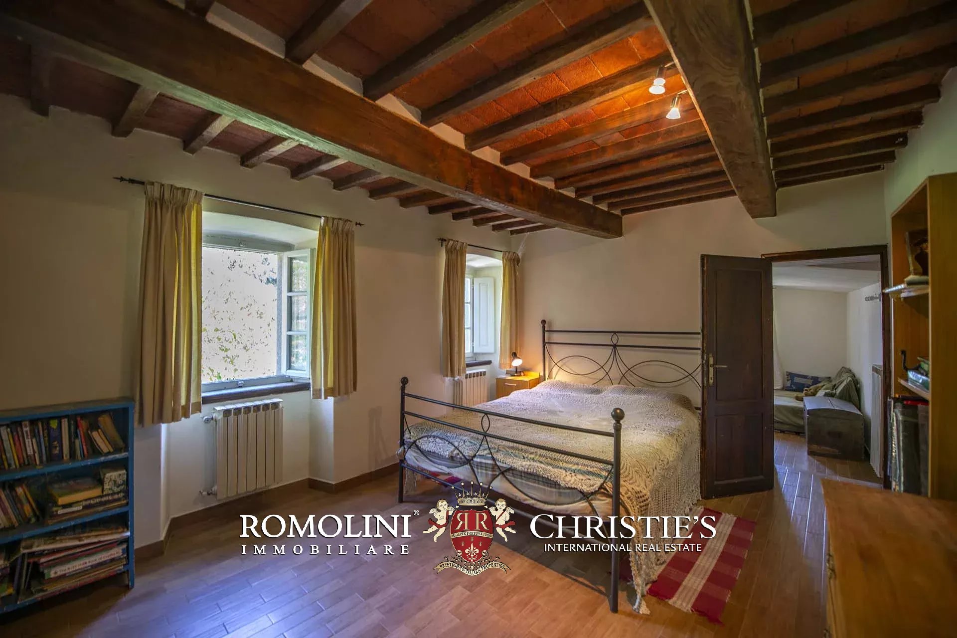 MANOR HOUSE FOR SALE IN CAPRESE MICHELANGELO, TUSCANY