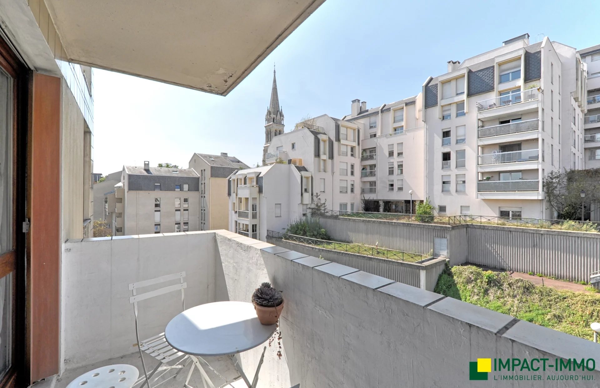 Grand studio avec balcon - parking