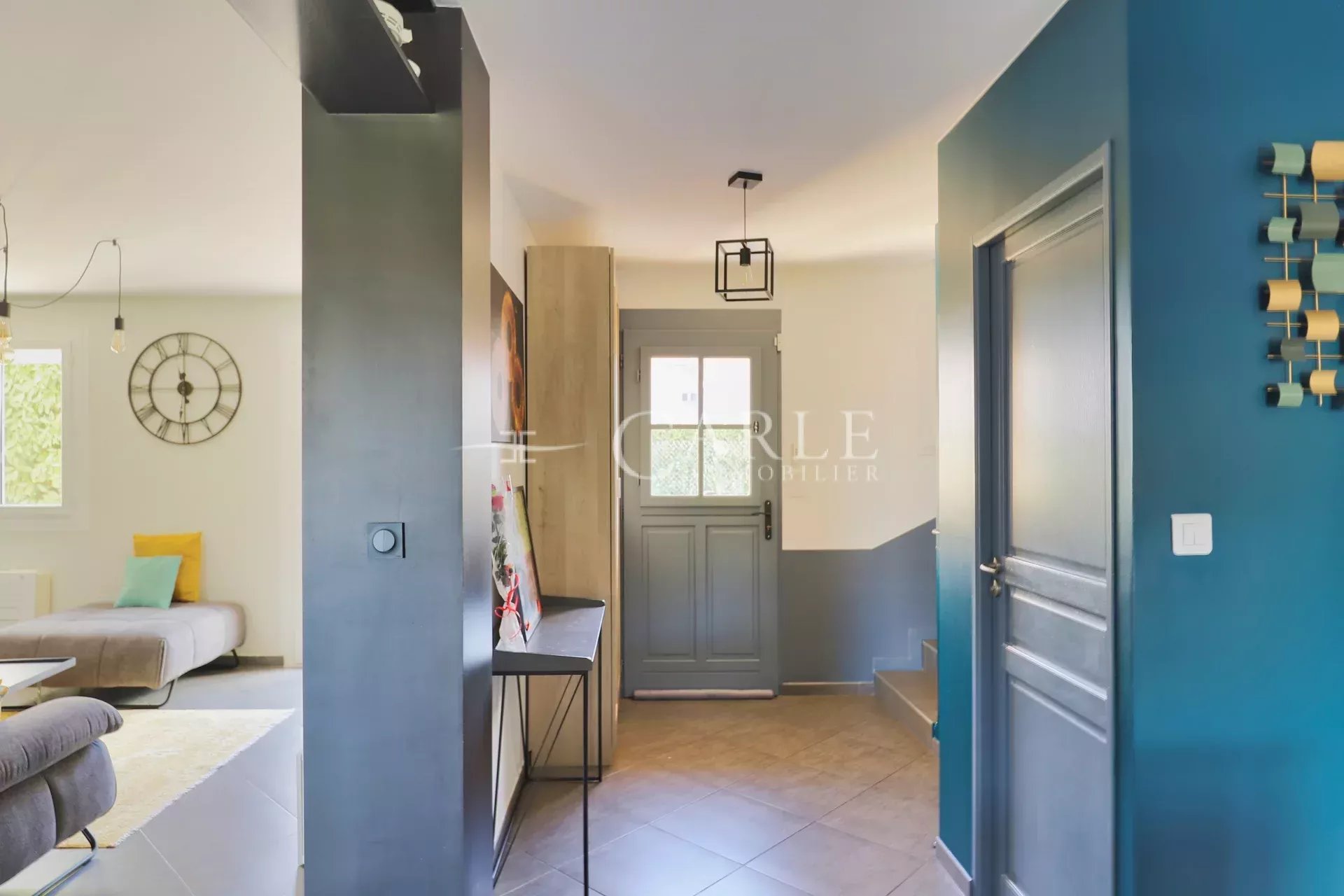 Maison en pisé rénovée de 203 m² avec piscine chauffée