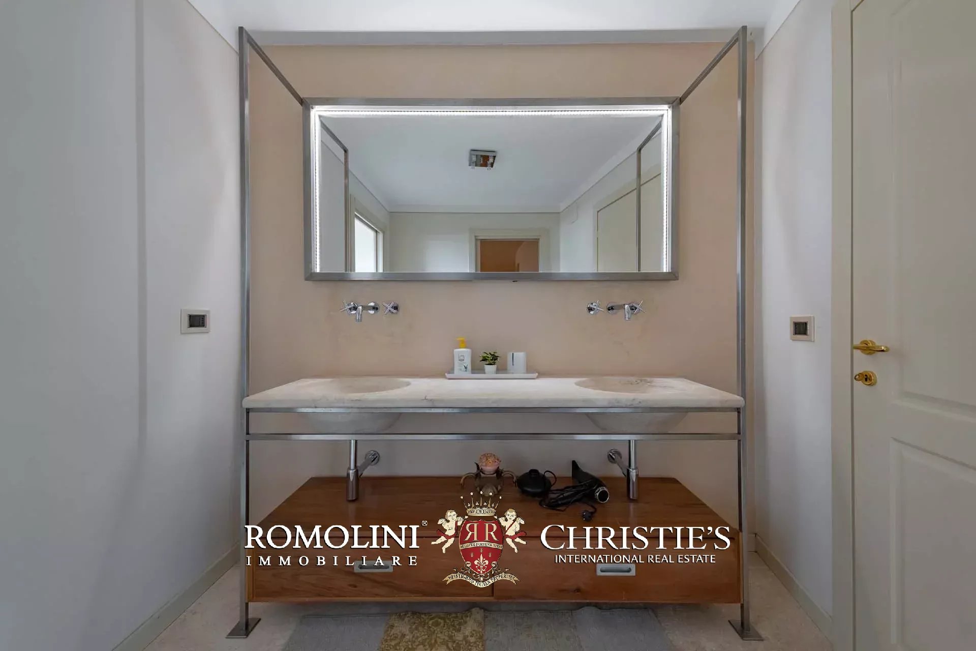 10 Bedroom Villa/Townhouse's Image 67