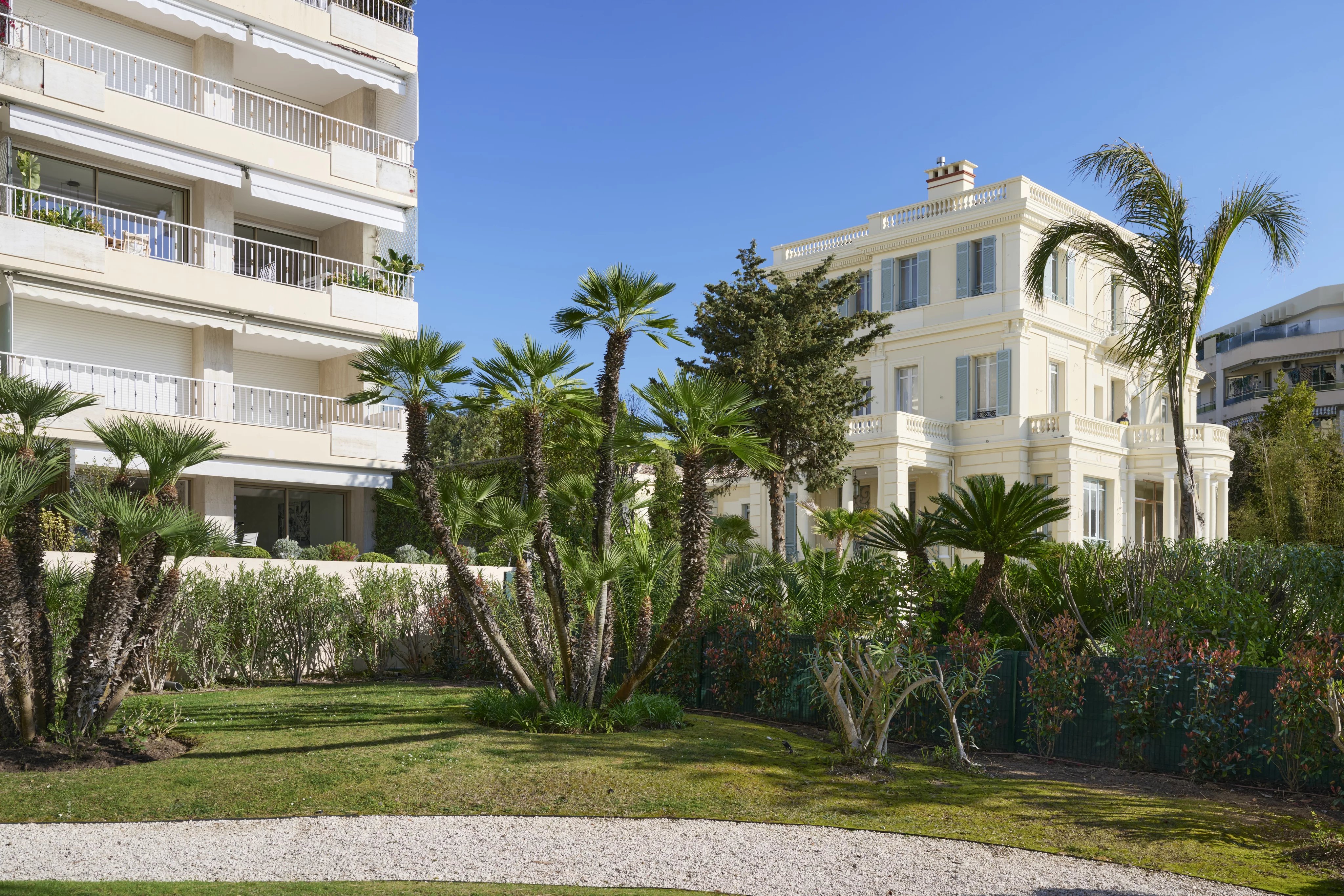 CANNES PALM BEACH - Facing the Lérins Islands, magnificent sea view for this superb 2-bedroom apartment.