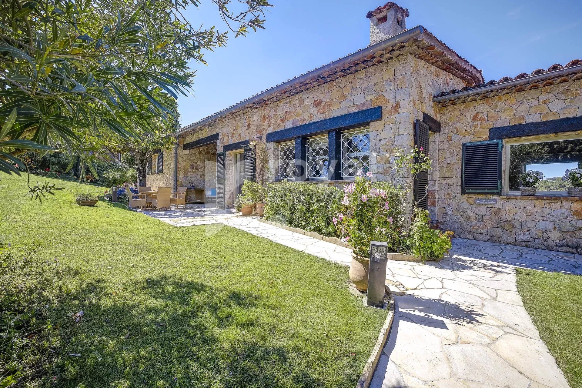 Belle villa en pierres dans un domaine fermé au calme — photo 5