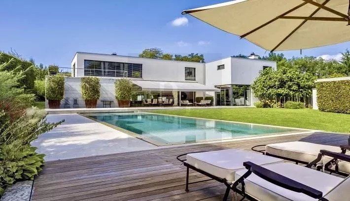 Contemporary villa in Vandoeuvres — photo 1