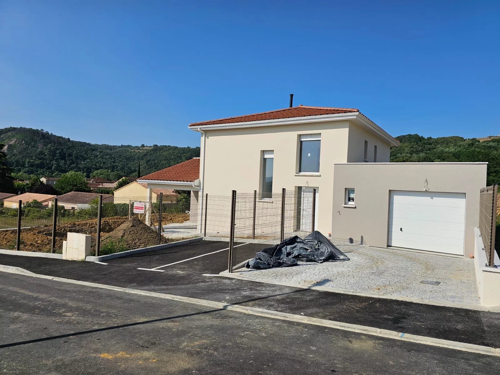 SAINT UZE, Villa lT7 de 145 m² avec terrain de 600 m²ivrée en juillet 2024