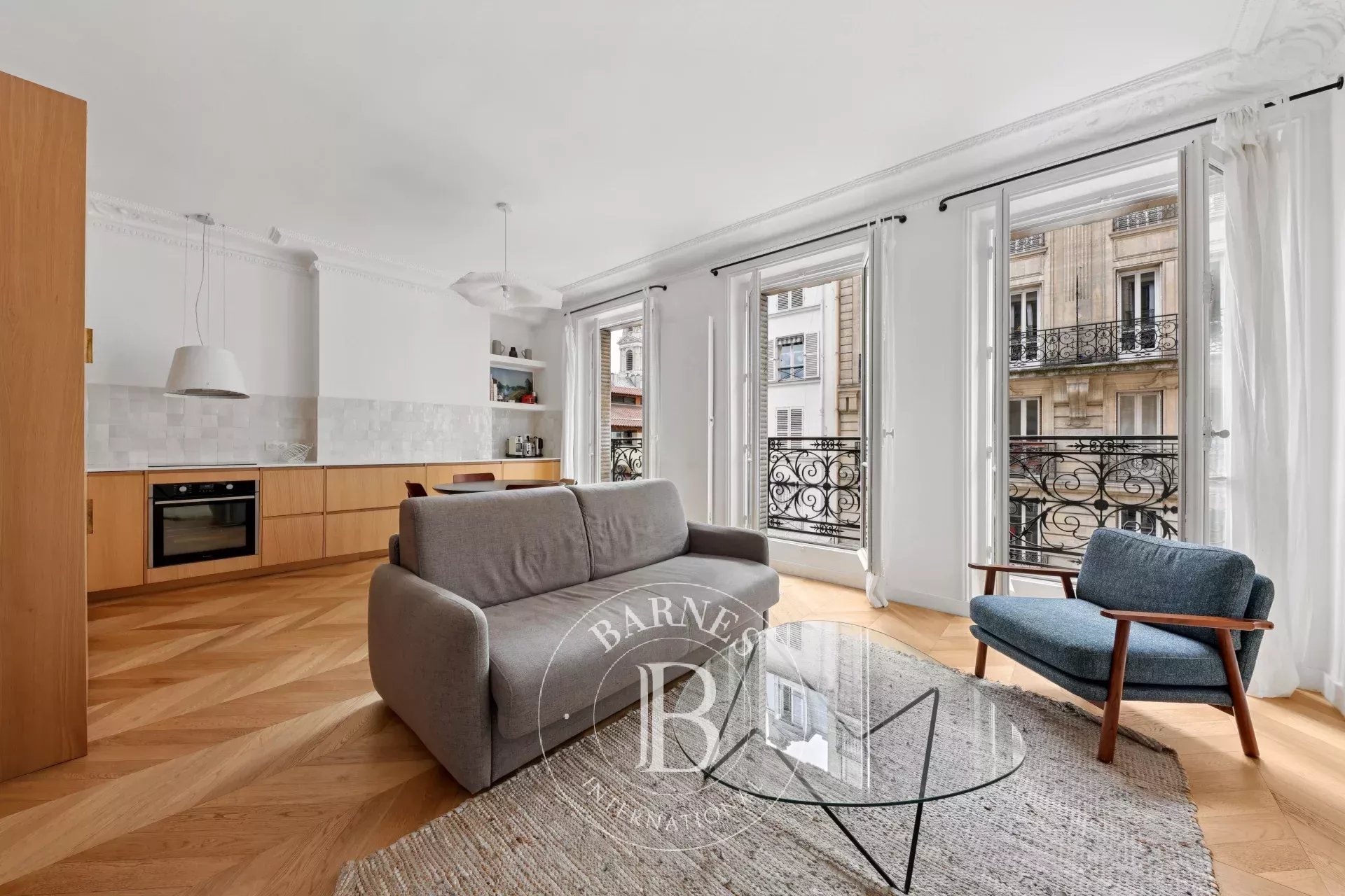 Paris 6 - Marché Saint-Germain - Fully renovated three-room apartment - Parquet, moldings, fireplace - View Saint-Sulpice - Haussmann building - picture 4