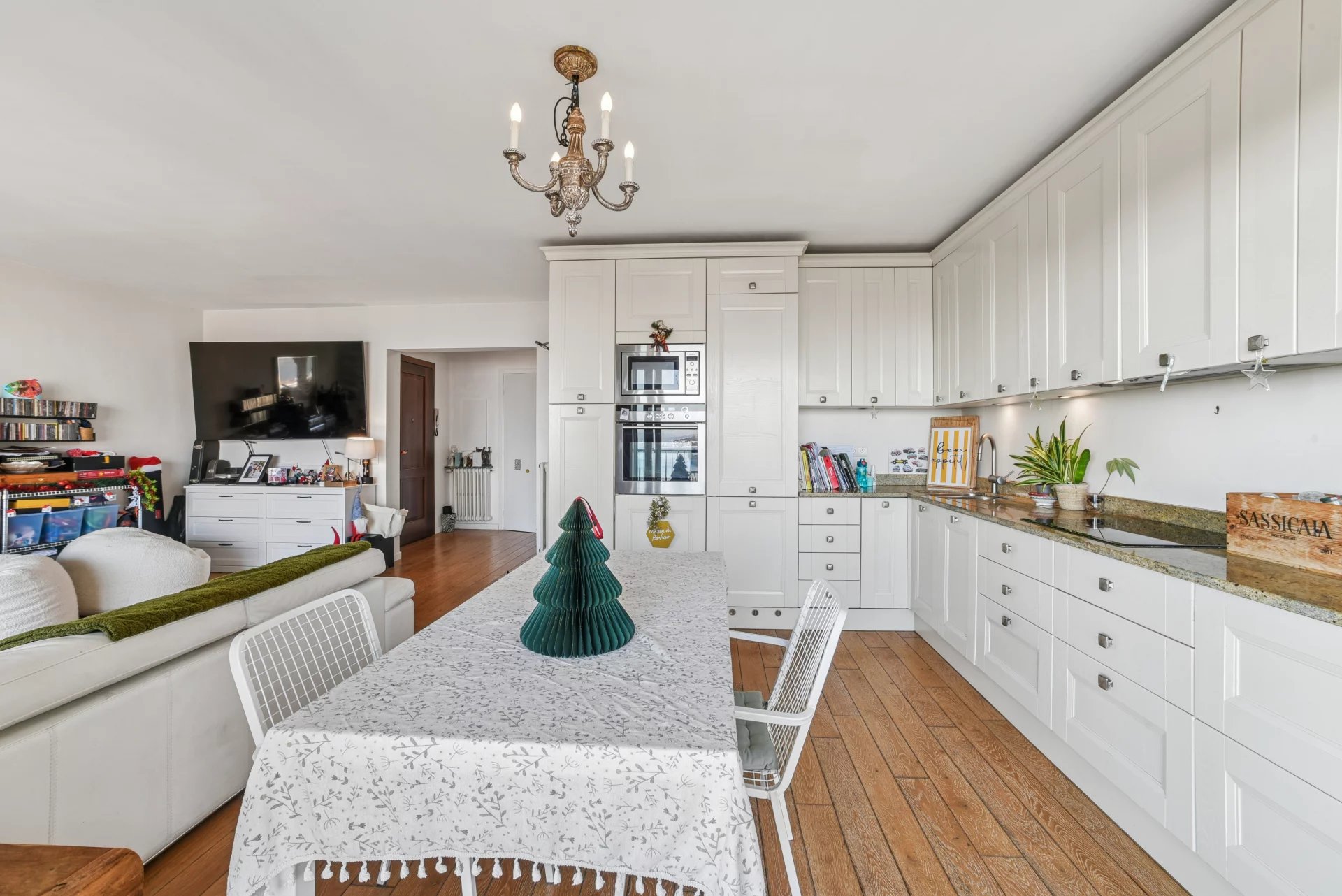 Central 2-bedroom apartment with panoramic sea views, 13 m² terrace and garage