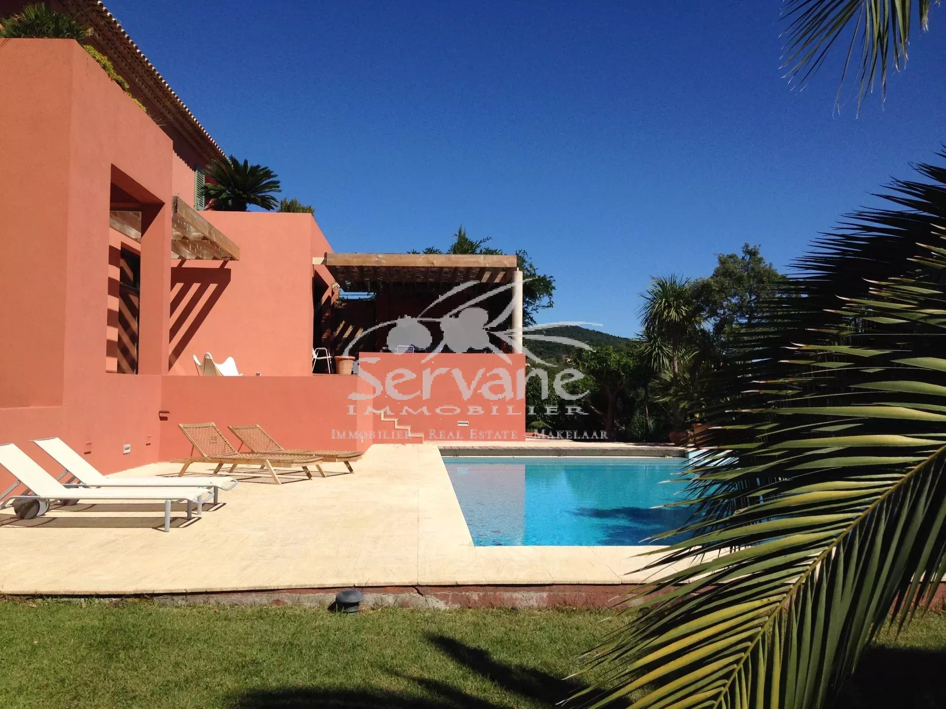 GRIMAUD Superb property with panoramic view and infinity pool