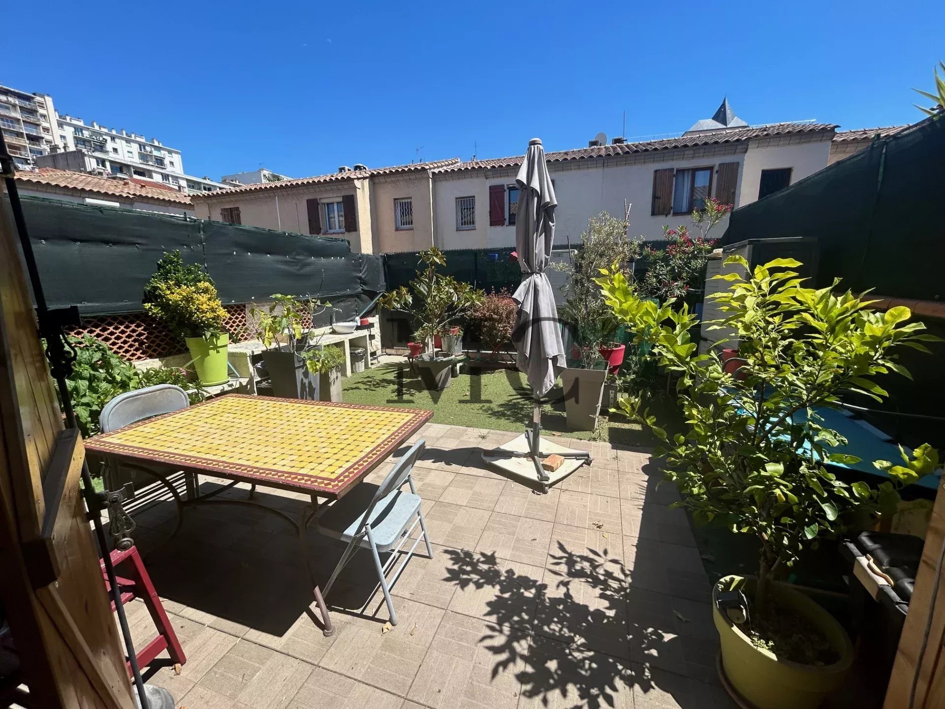 MAISON DE VILLE - T4 - JARDIN - BOX FERME