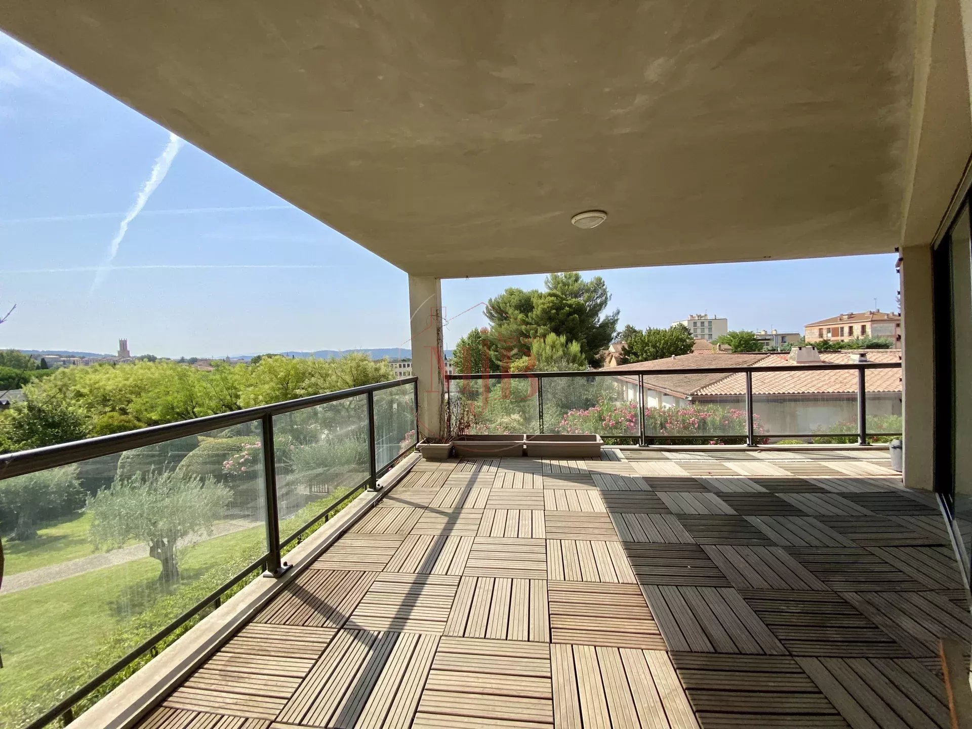 AIX VILLE  T3  VUE PANORAMIQUE ASCENSEUR TERRASSE GARAGE  ET PARKING
