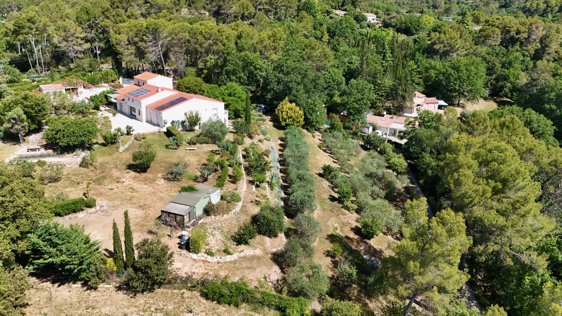 Propriété d'exception de plus de 300 m² habitables avec dépendances, oliveraie et piscine, au cœur d'un environnement privilégié.