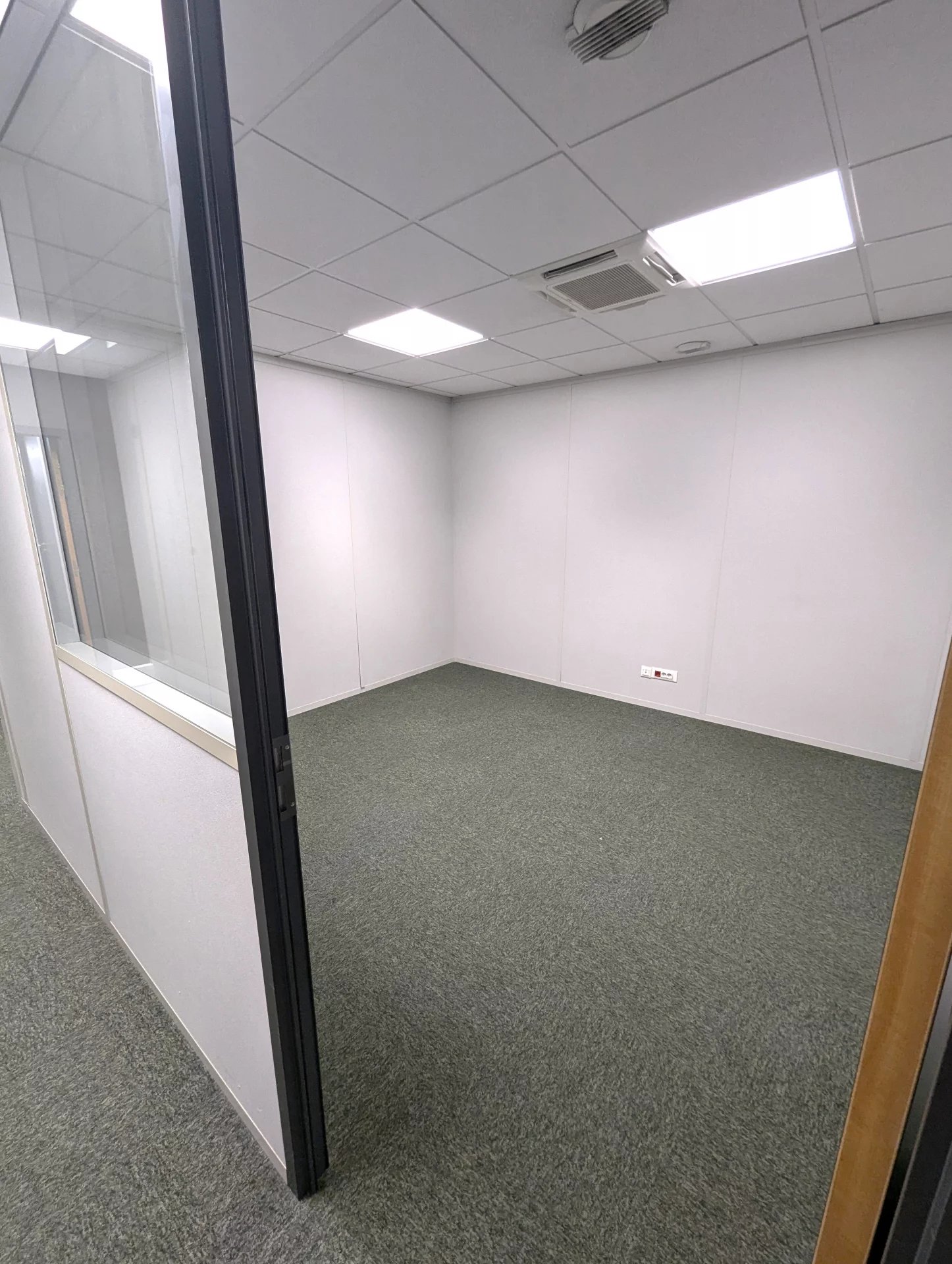BUREAU CLE EN MAIN
