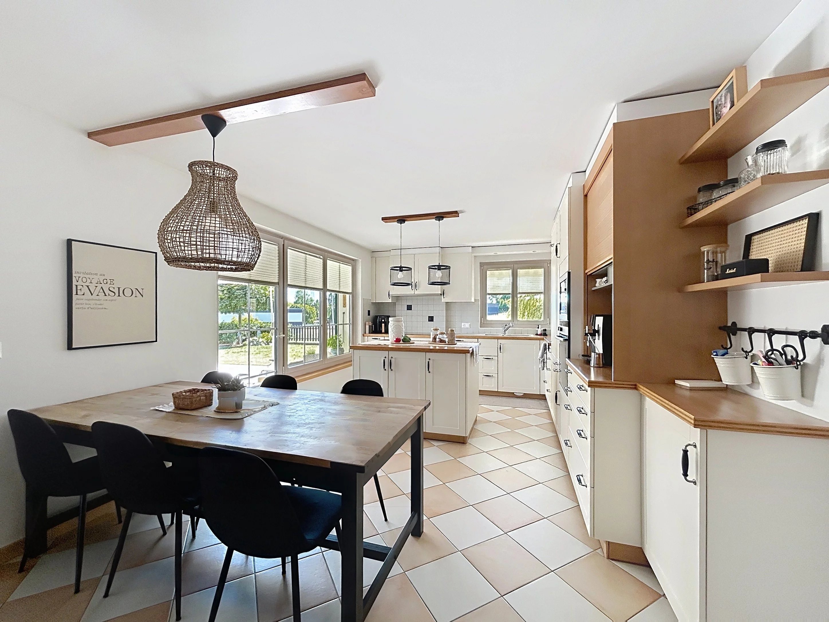 Spacieuse villa familiale de caractère avec vaste jardin (Laténa)