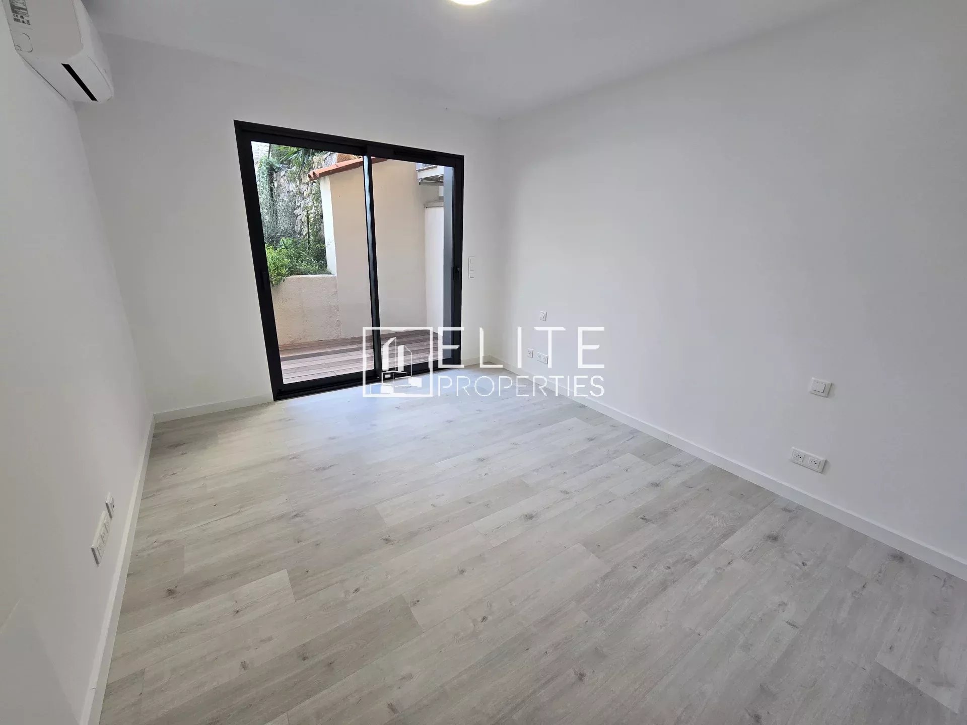 LOCAL COMMERCIAL DE 56m² NEUF + GARAGE – RDC – MOUGINS - Photo 3
