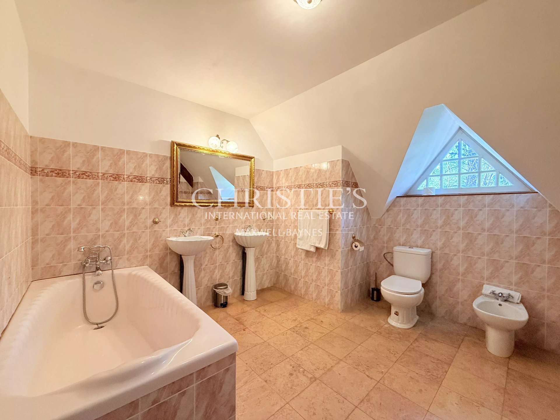 11 Bedroom Villa/Townhouse's Image 26