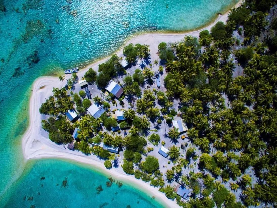 D’APATAKI, CONSIDÉRÉ COMME L’UN DE PLUS BEAUX LAGONS DE POLYNÉSIE. Apataki