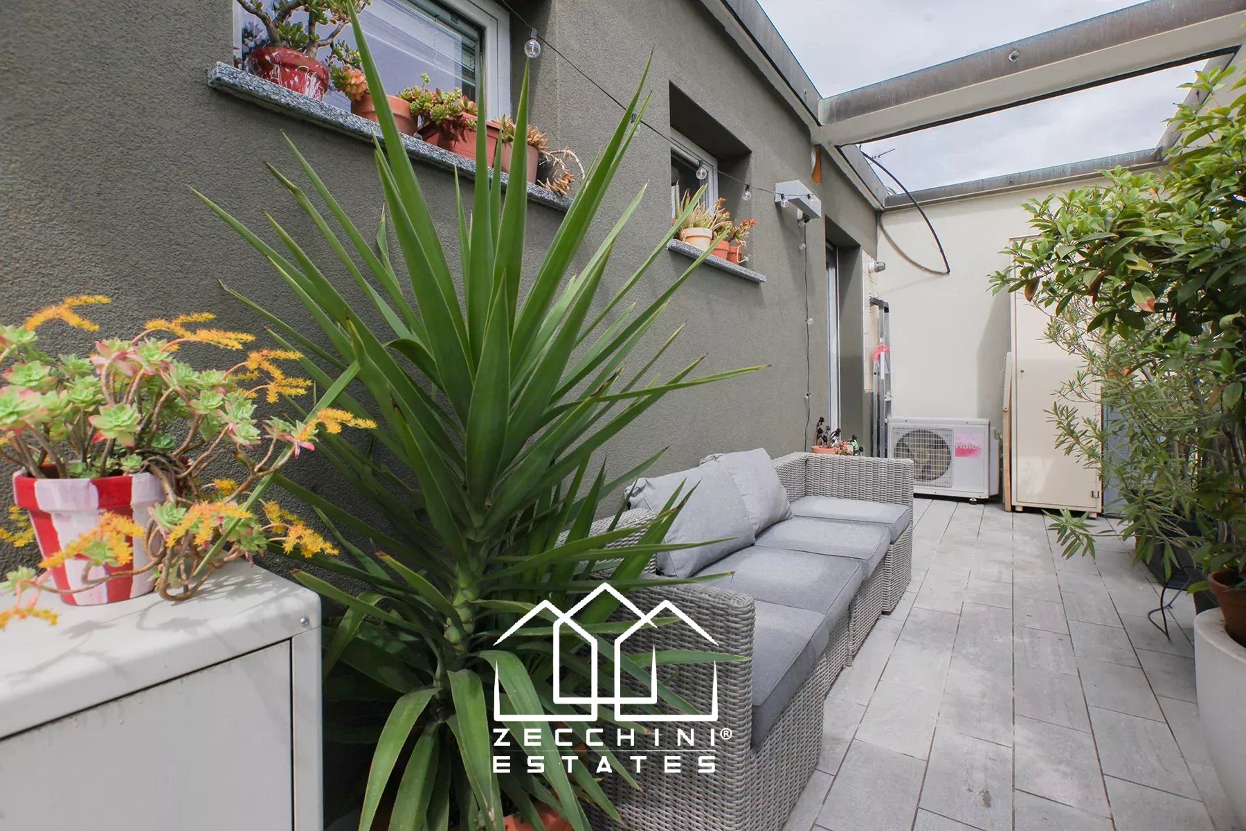 Pleasant one-bedroom with large terrace.