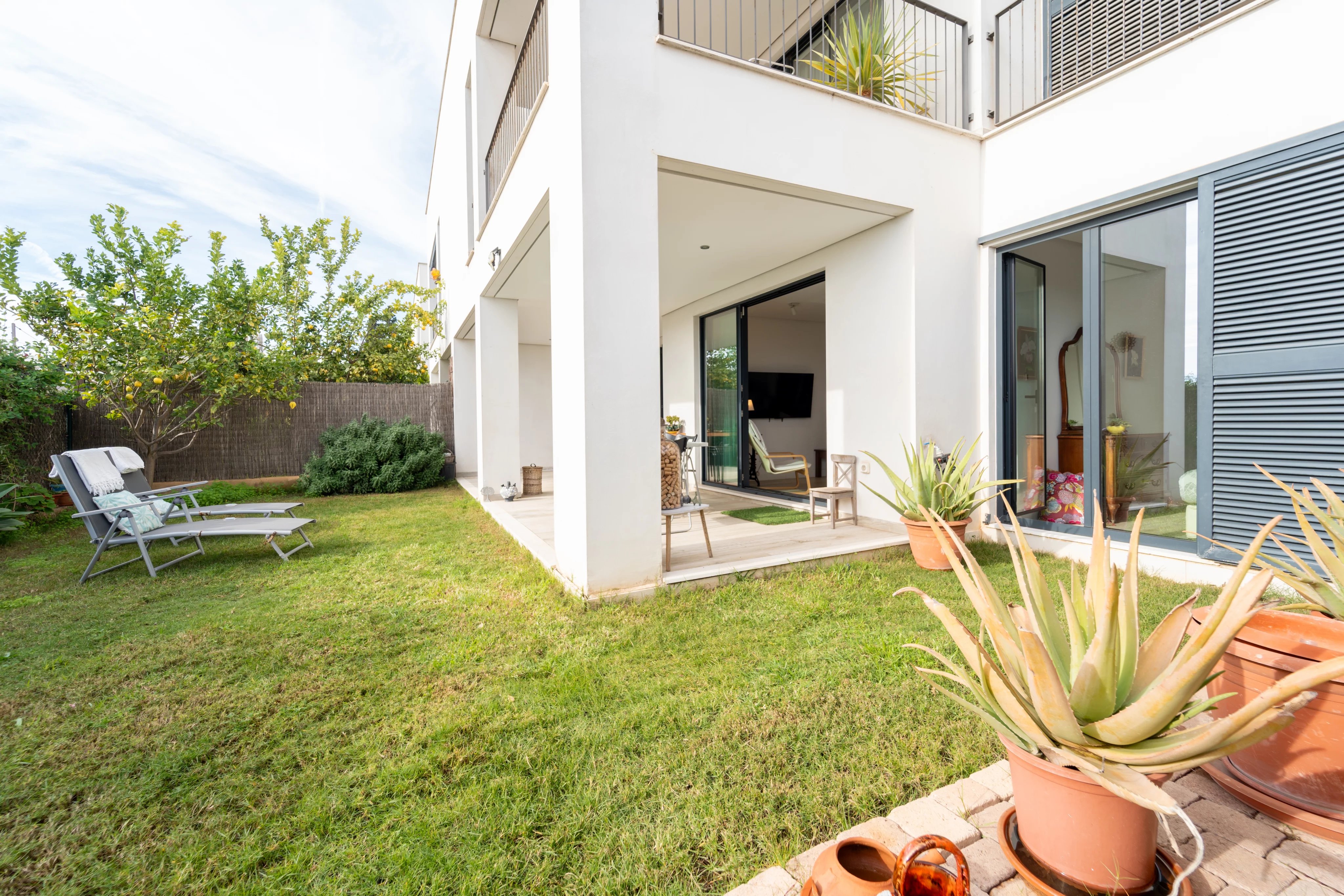 Appartement contemporain avec jardin privé à Santa Eulalia del Río, Ibiza