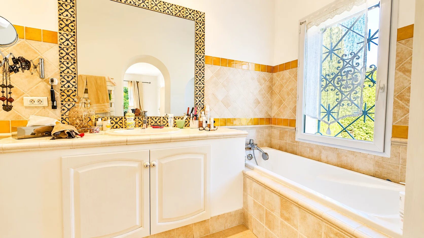  Image of Villa - 4 Bedrooms for Sale in Alpes-Maritimes-La Colle-sur-Loup-France, Image 9