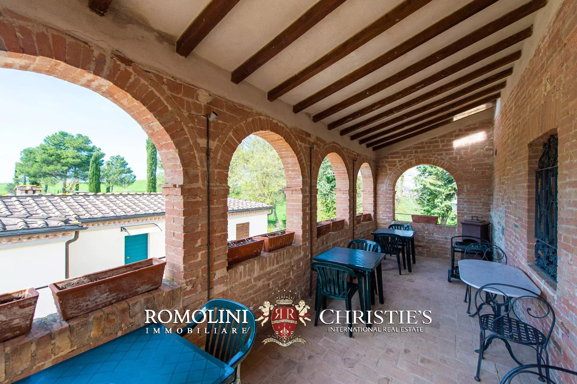 VILLA CON PISCINA E VIGNETO IN VENDITA A SIENA, TOSCANA