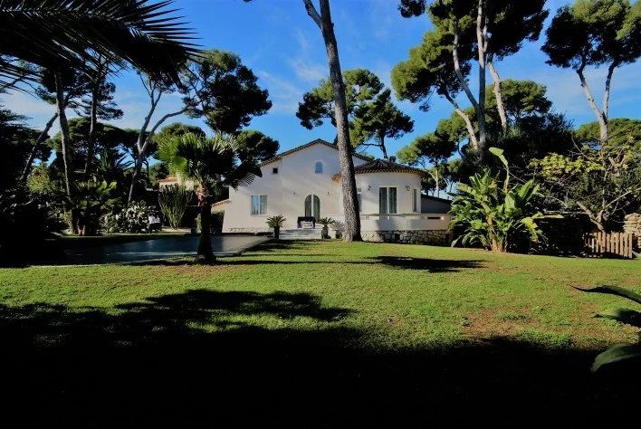 Villa with a flat garden and sea view in Cap d'Antibes