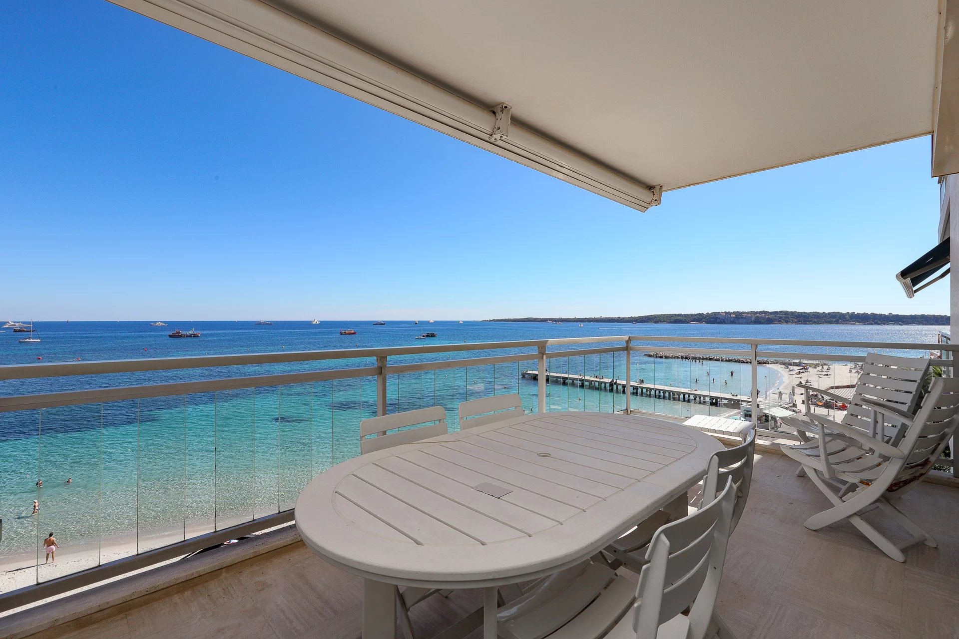 CANNES - PALM BEACH - FRONT DE MER - 3 PIECES 63 M² - TERRASSE - PARKING
