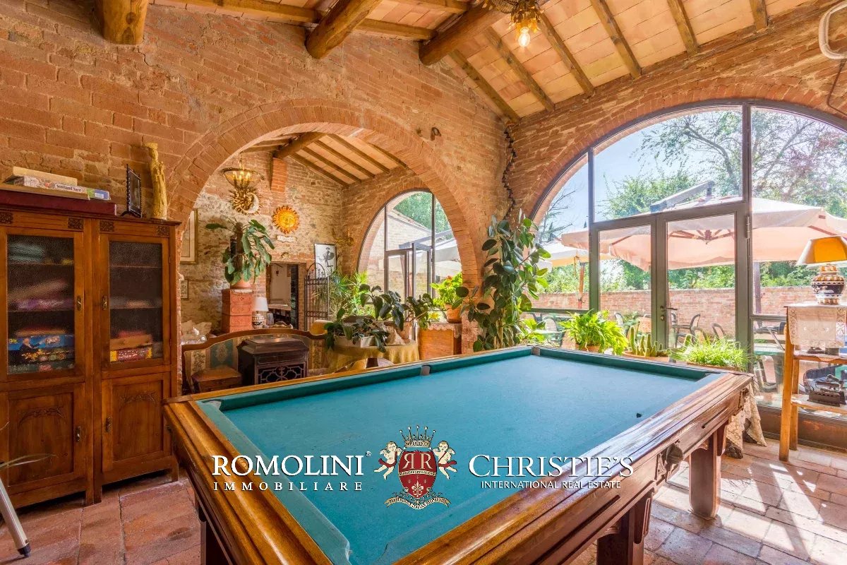 VILLA CON PISCINA E VIGNETO IN VENDITA A SIENA, TOSCANA