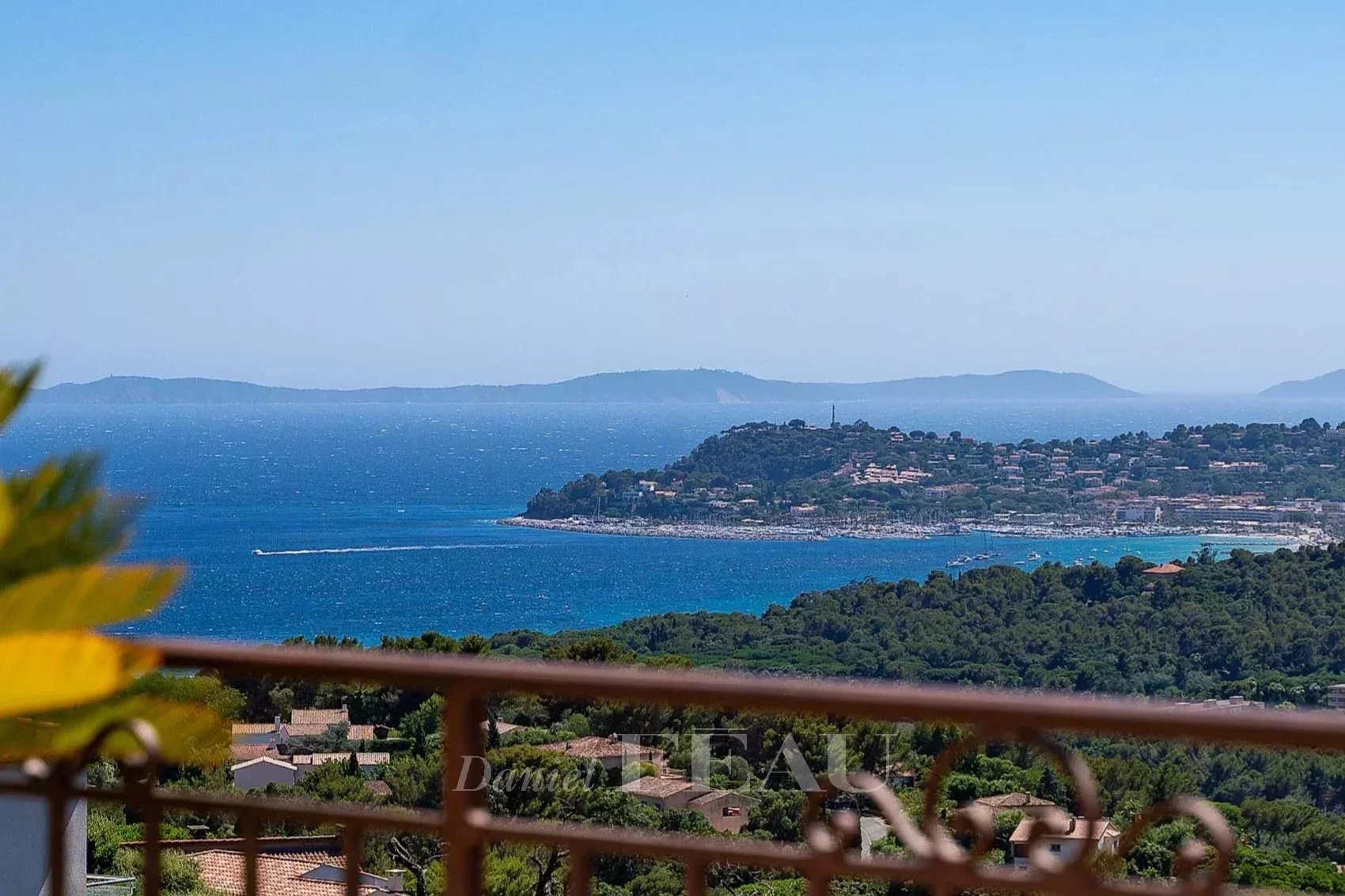 La Croix Valmer – A spacious villa commanding a sea view