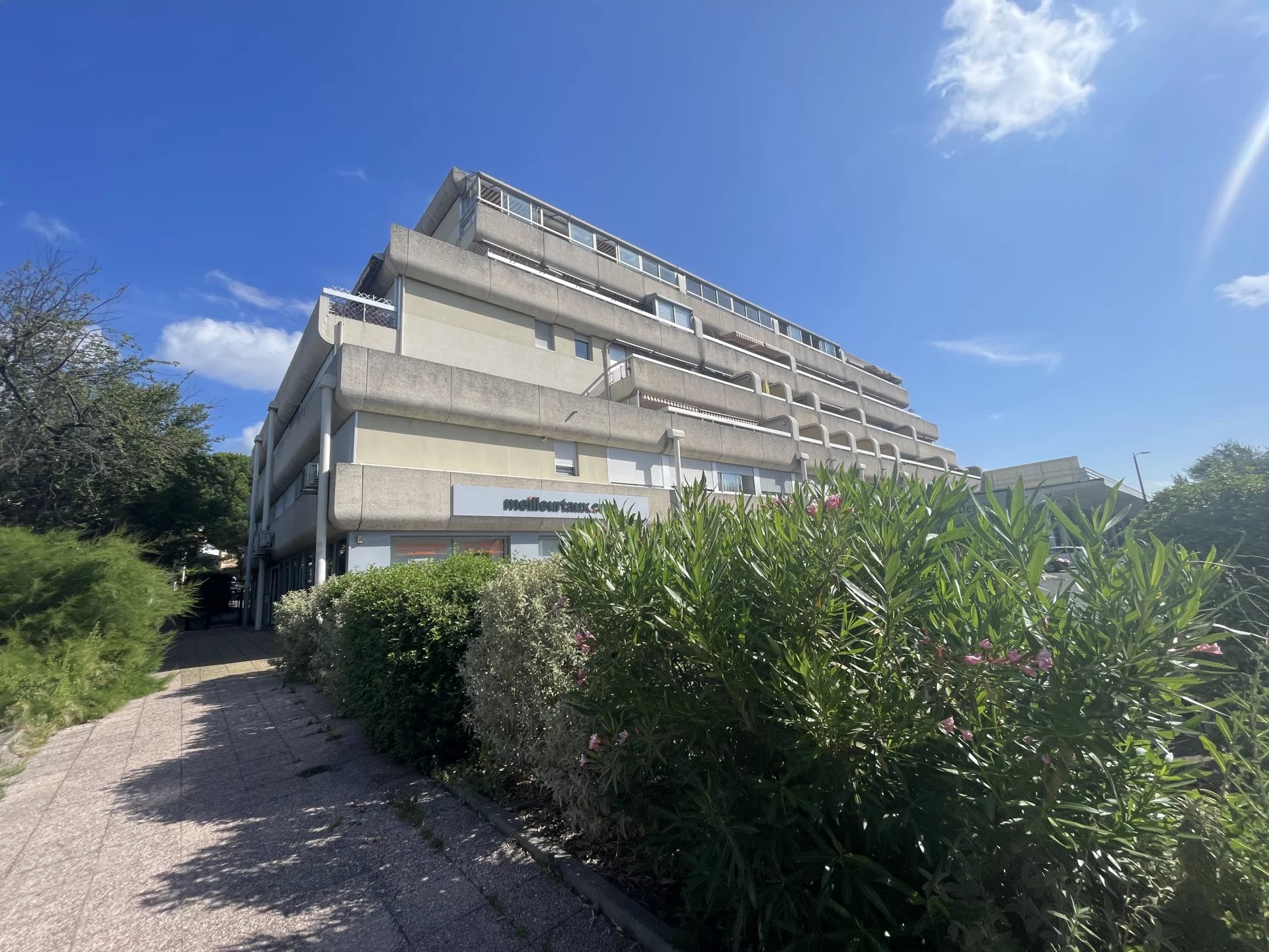 A VENDRE   Grand P2 sur ALÈS dans résidence