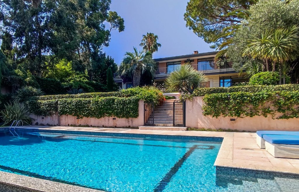 Villa for sale in Antibes — West side Holiday Villa in Cap d’Antibes with full privacy