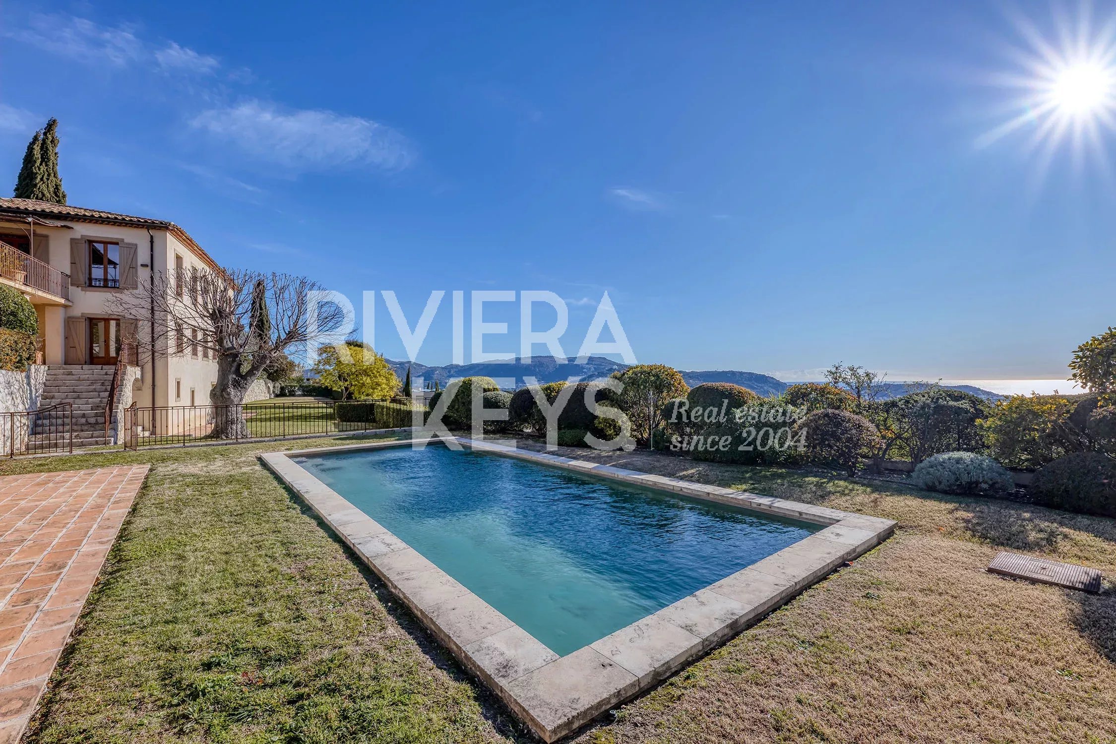 NICE – Gairaut: Vakker bastide med panoramautsikt over havet og svømmebasseng