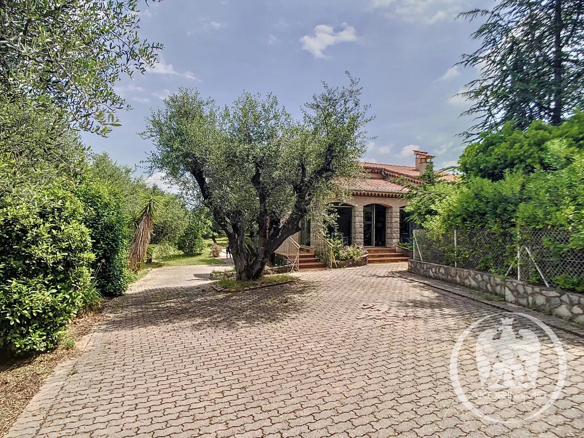 VILLA SWIMMING POOL 1800 m² FLAT LAND CONTES