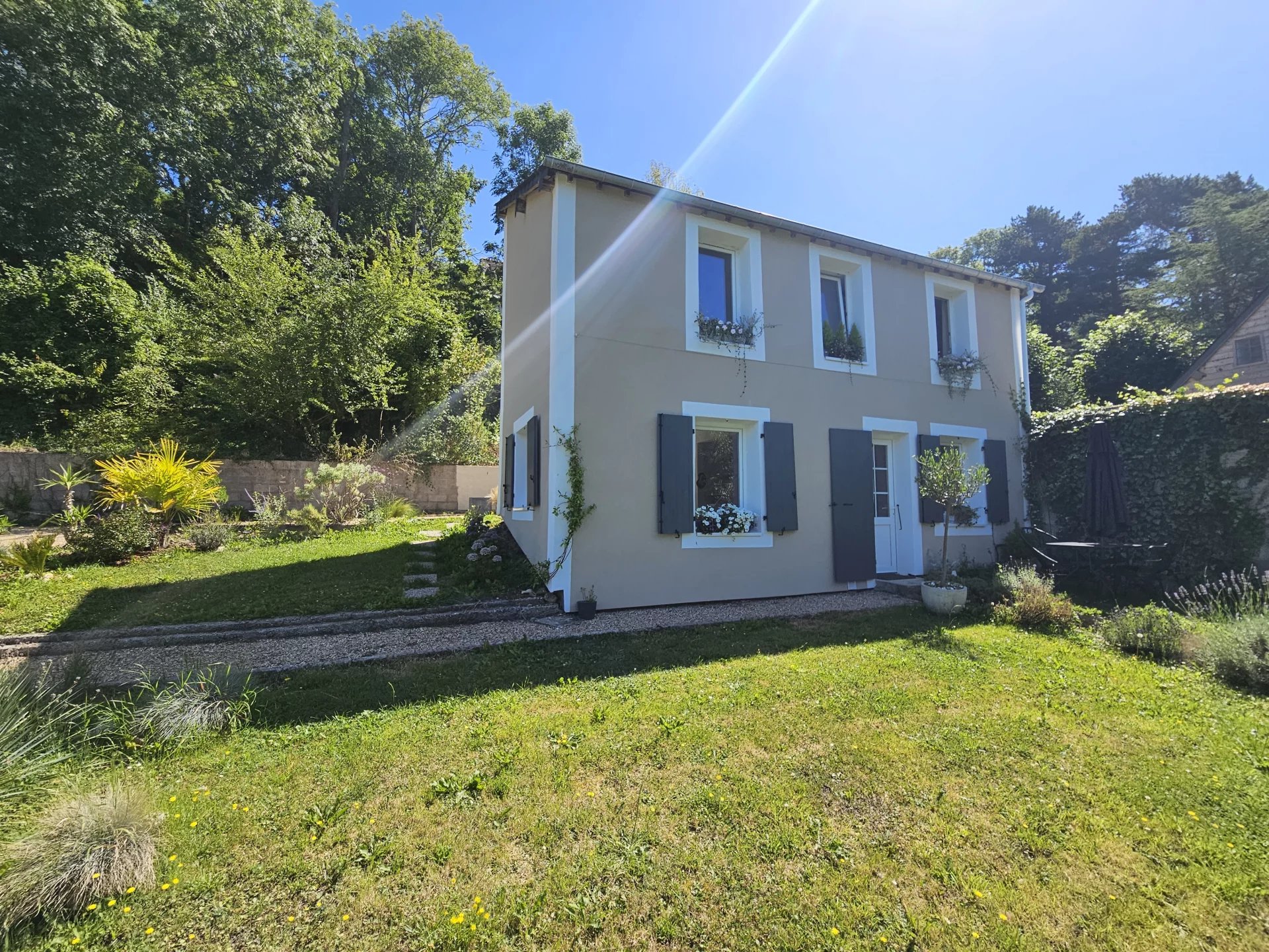 MAISON AVEC JARDIN ET DEPENDANCE - ENTIEREMENT RENOVÉE