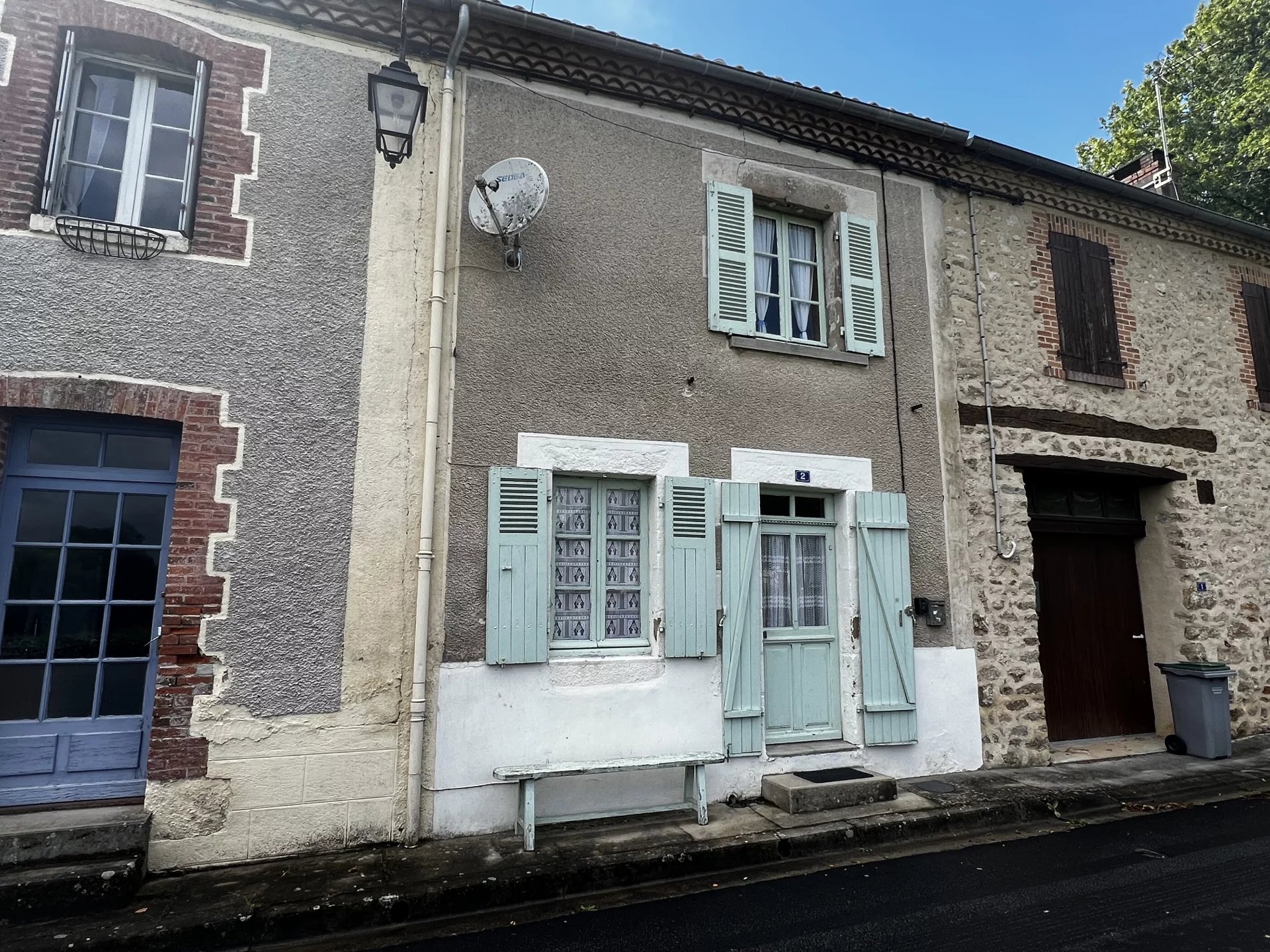 Ensemble immobilier comprenant une maison de deux chambres, une grange et autre maison à rénover