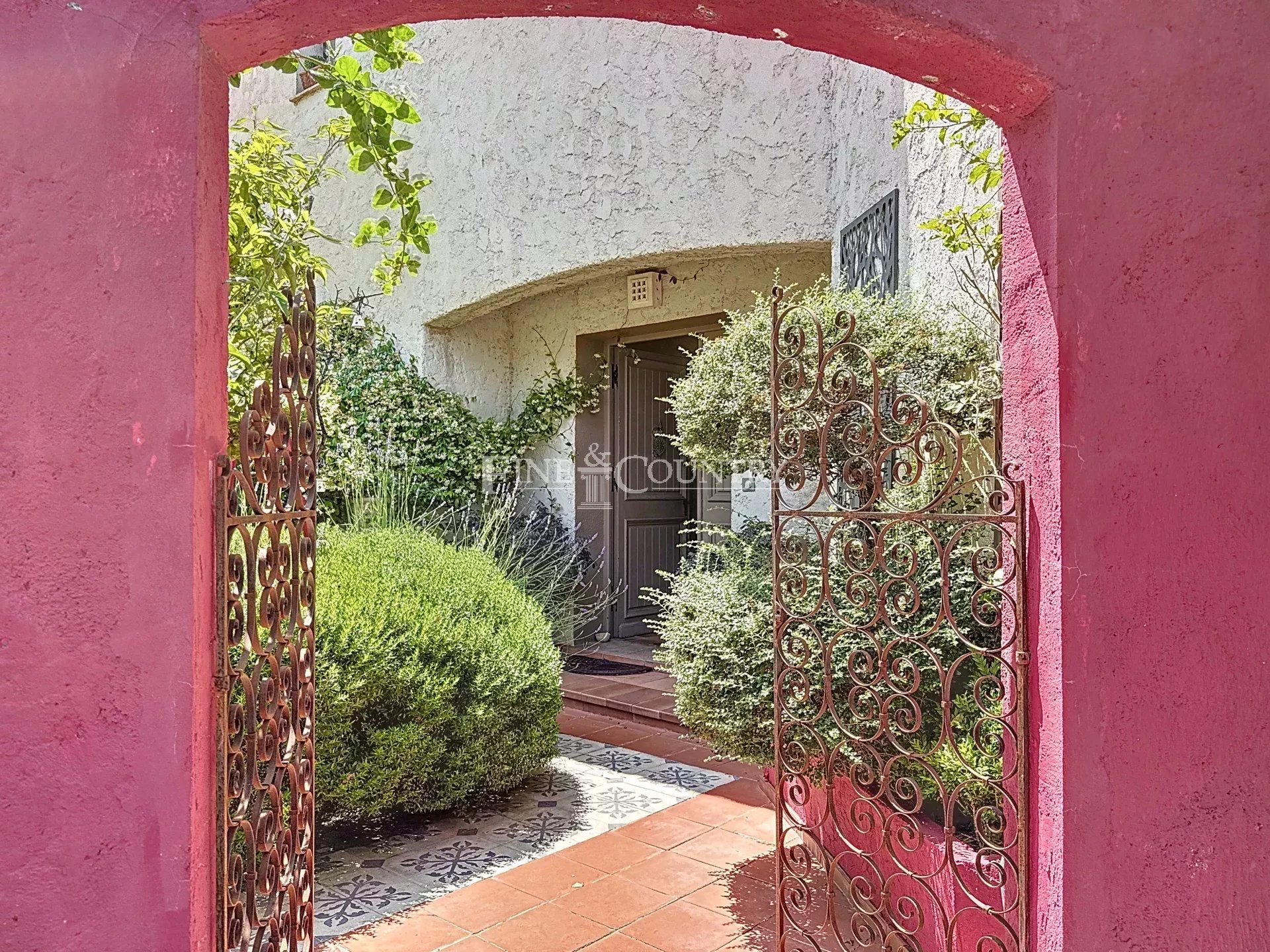 Photo of Villa for sale near Levens with swimming pool