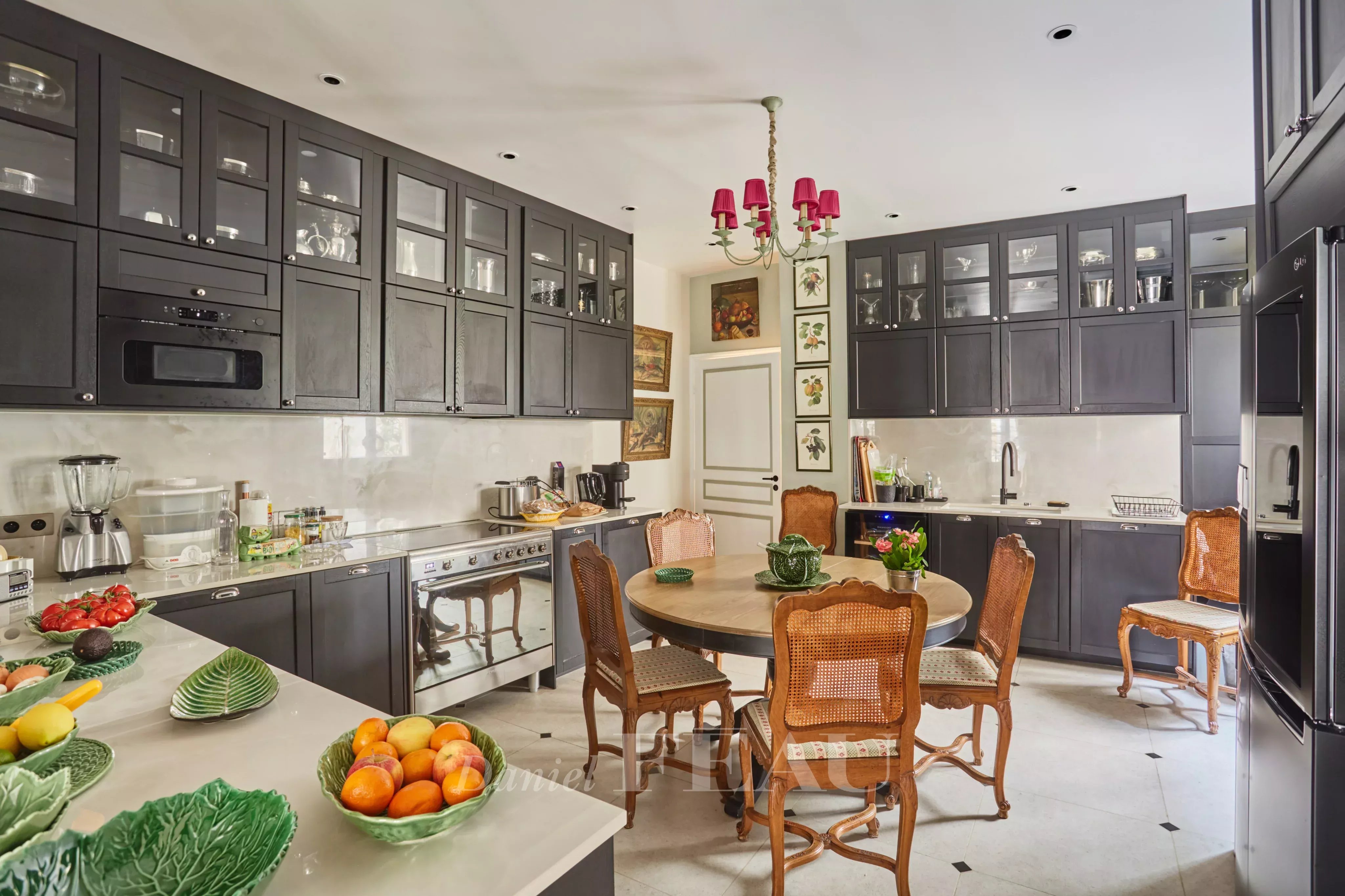 Neuilly-sur-Seine  -  A meticulously renovated apartment